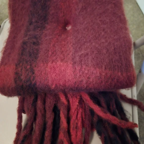 NWOT Steve Madden Scarf & Hat Burgandy & Black Set Winter Accessories - Picture 2 of 4